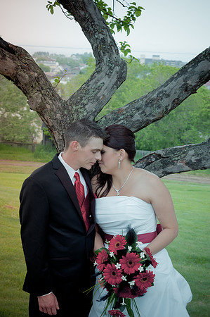 wedding photos of bride, groom, flower girls, cake cutting, bridal gown in thunder bay at hilcrest park