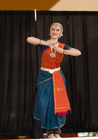 photos of cultural dancers at krishna festival of India, thunder bay ontario