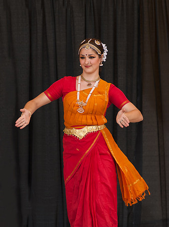 photos of cultural dancers at krishna festival of India, thunder bay ontario