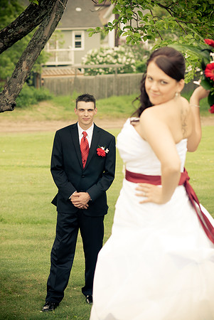 wedding photos of bride, groom, flower girls, cake cutting, bridal gown in thunder bay at hilcrest park