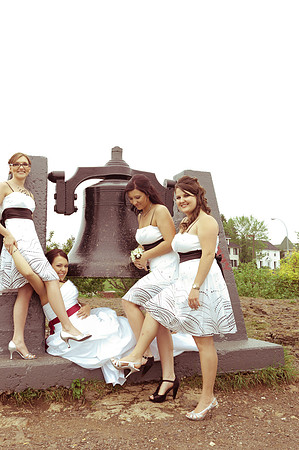 wedding photos of bride, groom, flower girls, cake cutting, bridal gown in thunder bay at hilcrest park