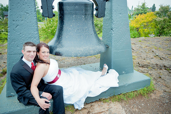wedding photos of bride, groom, flower girls, cake cutting, bridal gown in thunder bay at hilcrest park