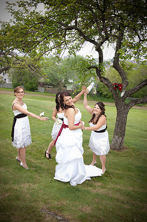 wedding photos of bride, groom, flower girls, cake cutting, bridal gown in thunder bay at hilcrest park