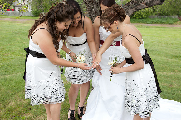 wedding photos of bride, groom, flower girls, cake cutting, bridal gown in thunder bay at hilcrest park
