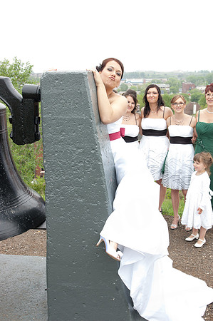 wedding photos of bride, groom, flower girls, cake cutting, bridal gown in thunder bay at hilcrest park
