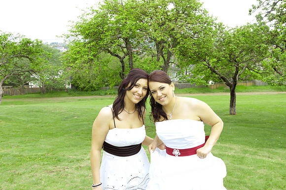 wedding photos of bride, groom, flower girls, cake cutting, bridal gown in thunder bay at hilcrest park