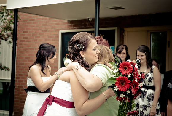 wedding photos of bride, groom, flower girls, cake cutting, bridal gown in thunder bay at hilcrest park