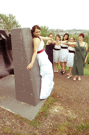 wedding photos of bride, groom, flower girls, cake cutting, bridal gown in thunder bay at hilcrest park