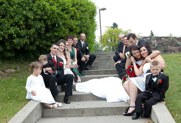 wedding photos of bride, groom, flower girls, cake cutting, bridal gown in thunder bay at hilcrest park
