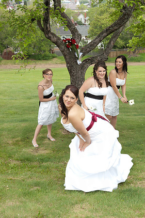wedding photos of bride, groom, flower girls, cake cutting, bridal gown in thunder bay at hilcrest park