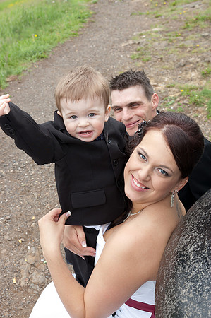 wedding photos of bride, groom, flower girls, cake cutting, bridal gown in thunder bay at hilcrest park