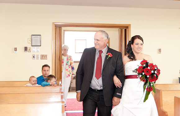 wedding photos of bride, groom, flower girls, cake cutting, bridal gown in thunder bay at hilcrest park