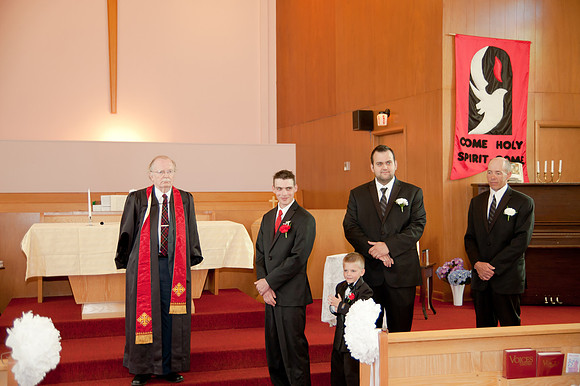 wedding photos of bride, groom, flower girls, cake cutting, bridal gown in thunder bay at hilcrest park