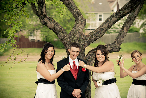 wedding photos of bride, groom, flower girls, cake cutting, bridal gown in thunder bay at hilcrest park