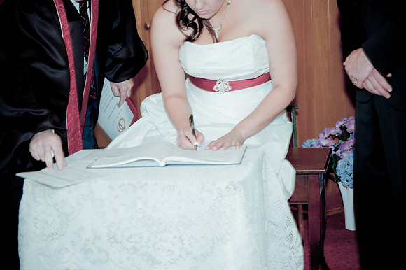 wedding photos of bride, groom, flower girls, cake cutting, bridal gown in thunder bay at hilcrest park