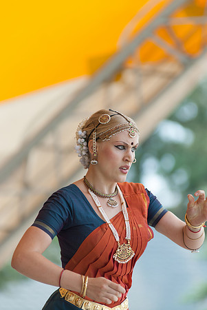 photos of cultural dancers at krishna festival of India, thunder bay ontario