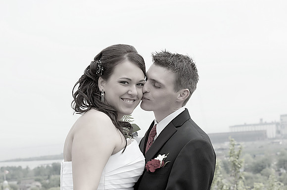 wedding photos of bride, groom, flower girls, cake cutting, bridal gown in thunder bay at hilcrest park