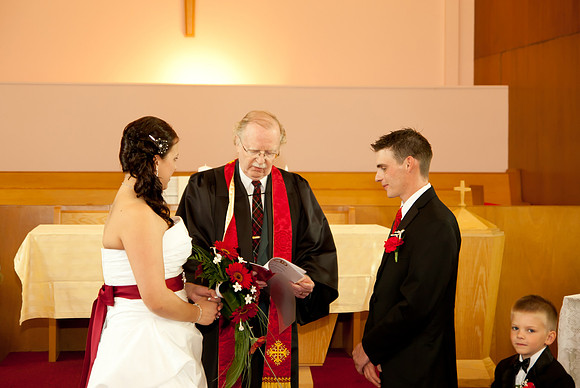 wedding photos of bride, groom, flower girls, cake cutting, bridal gown in thunder bay at hilcrest park