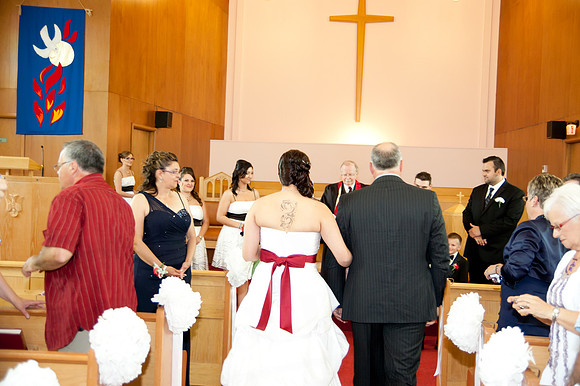wedding photos of bride, groom, flower girls, cake cutting, bridal gown in thunder bay at hilcrest park
