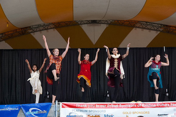 photos of cultural dancers at krishna festival of India, thunder bay ontario