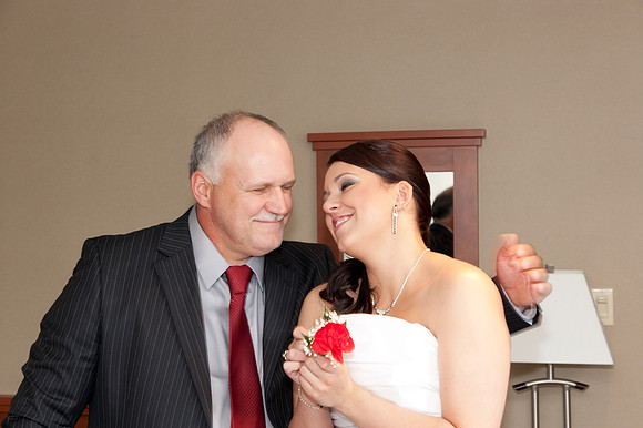 wedding photos of bride, groom, flower girls, cake cutting, bridal gown in thunder bay at hilcrest park
