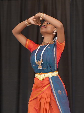 photos of cultural dancers at krishna festival of India, thunder bay ontario