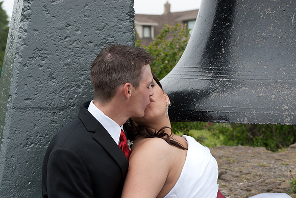 wedding photos of bride, groom, flower girls, cake cutting, bridal gown in thunder bay at hilcrest park