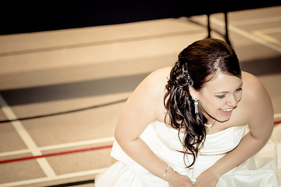 wedding photos of bride, groom, flower girls, cake cutting, bridal gown in thunder bay at hilcrest park