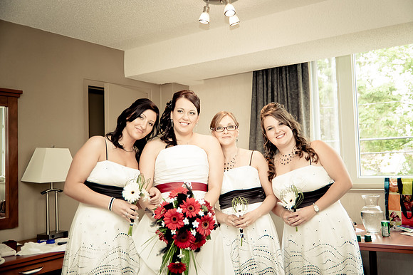 wedding photos of bride, groom, flower girls, cake cutting, bridal gown in thunder bay at hilcrest park