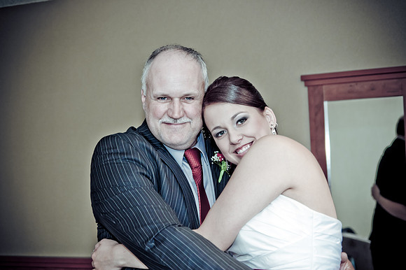 wedding photos of bride, groom, flower girls, cake cutting, bridal gown in thunder bay at hilcrest park