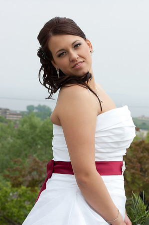 wedding photos of bride, groom, flower girls, cake cutting, bridal gown in thunder bay at hilcrest park