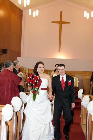 wedding photos of bride, groom, flower girls, cake cutting, bridal gown in thunder bay at hilcrest park