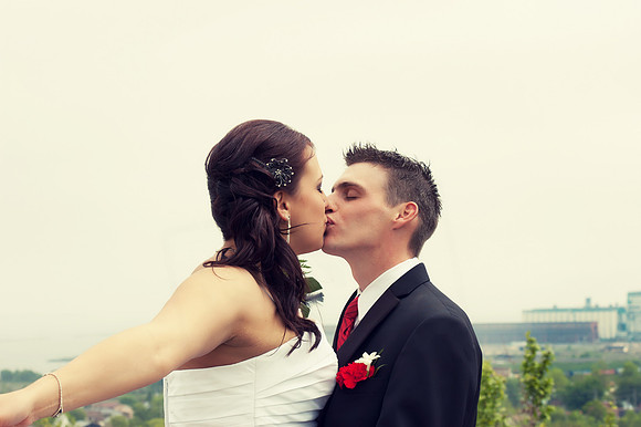 wedding photos of bride, groom, flower girls, cake cutting, bridal gown in thunder bay at hilcrest park