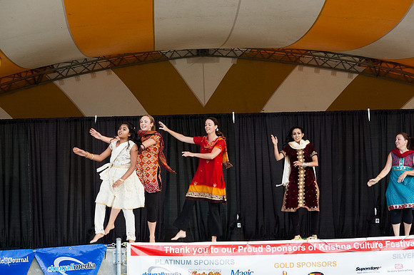 photos of cultural dancers at krishna festival of India, thunder bay ontario